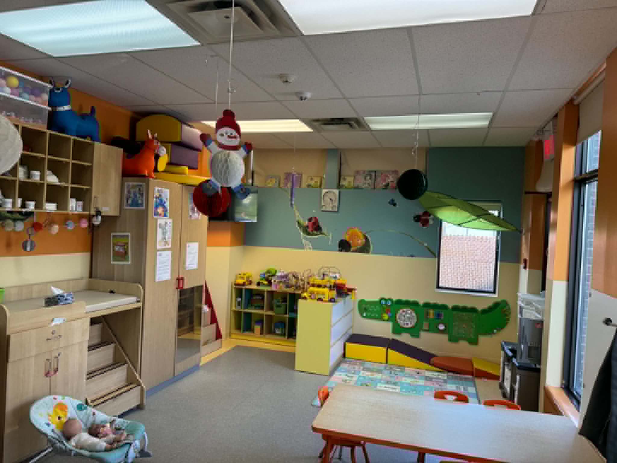 Salle éducative aménagée avec jeux et matériel pédagogique à la garderie de Laval
