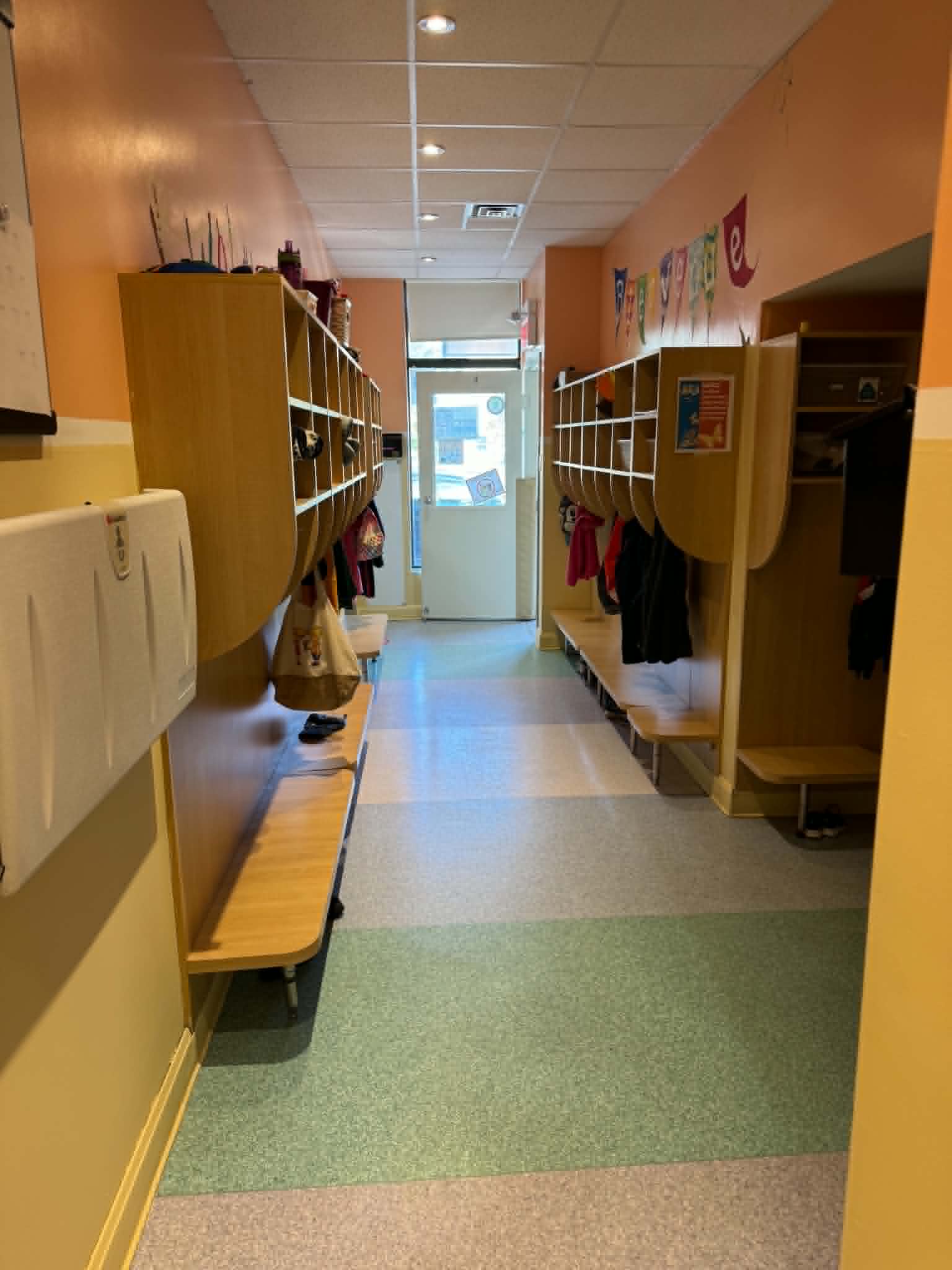 Vestiaire intérieur pour les enfants de la Garderie L’Île des Chardonnerets à Laval