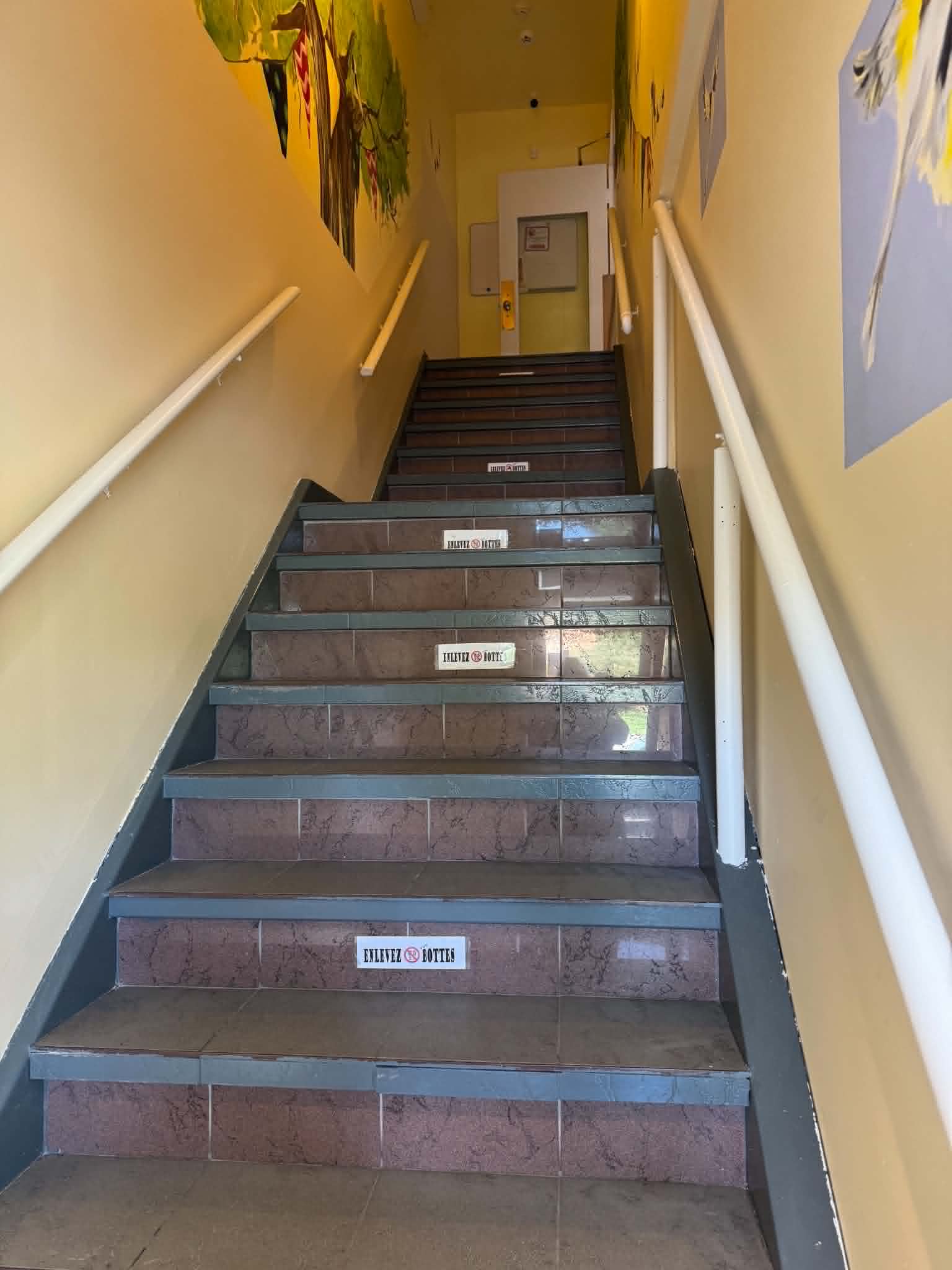 Escalier intérieur sécurisé de la garderie éducative à Laval