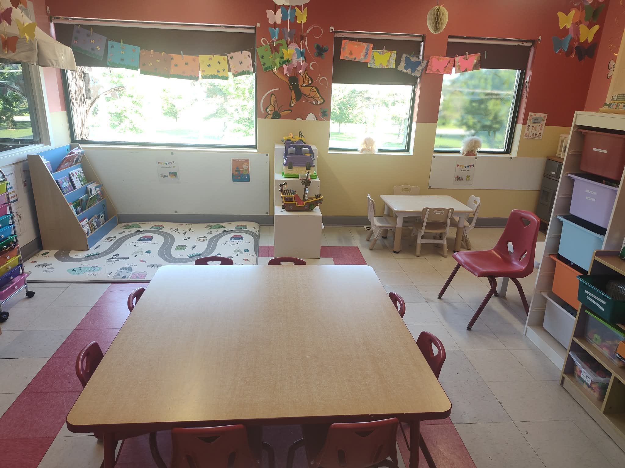 Local éducatif lumineux aménagé pour les activités des enfants