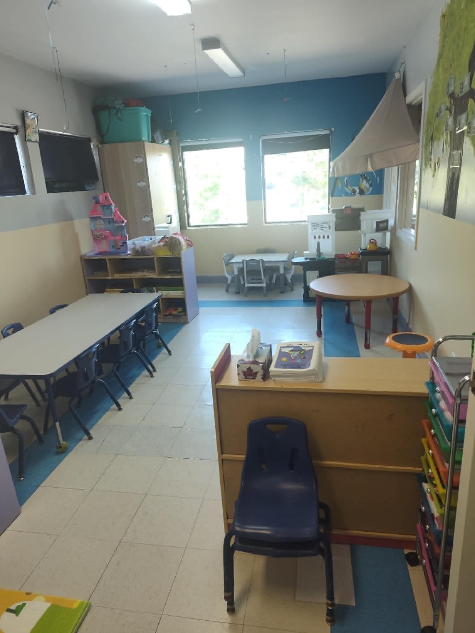 Espace intérieur calme aménagé pour les activités des enfants