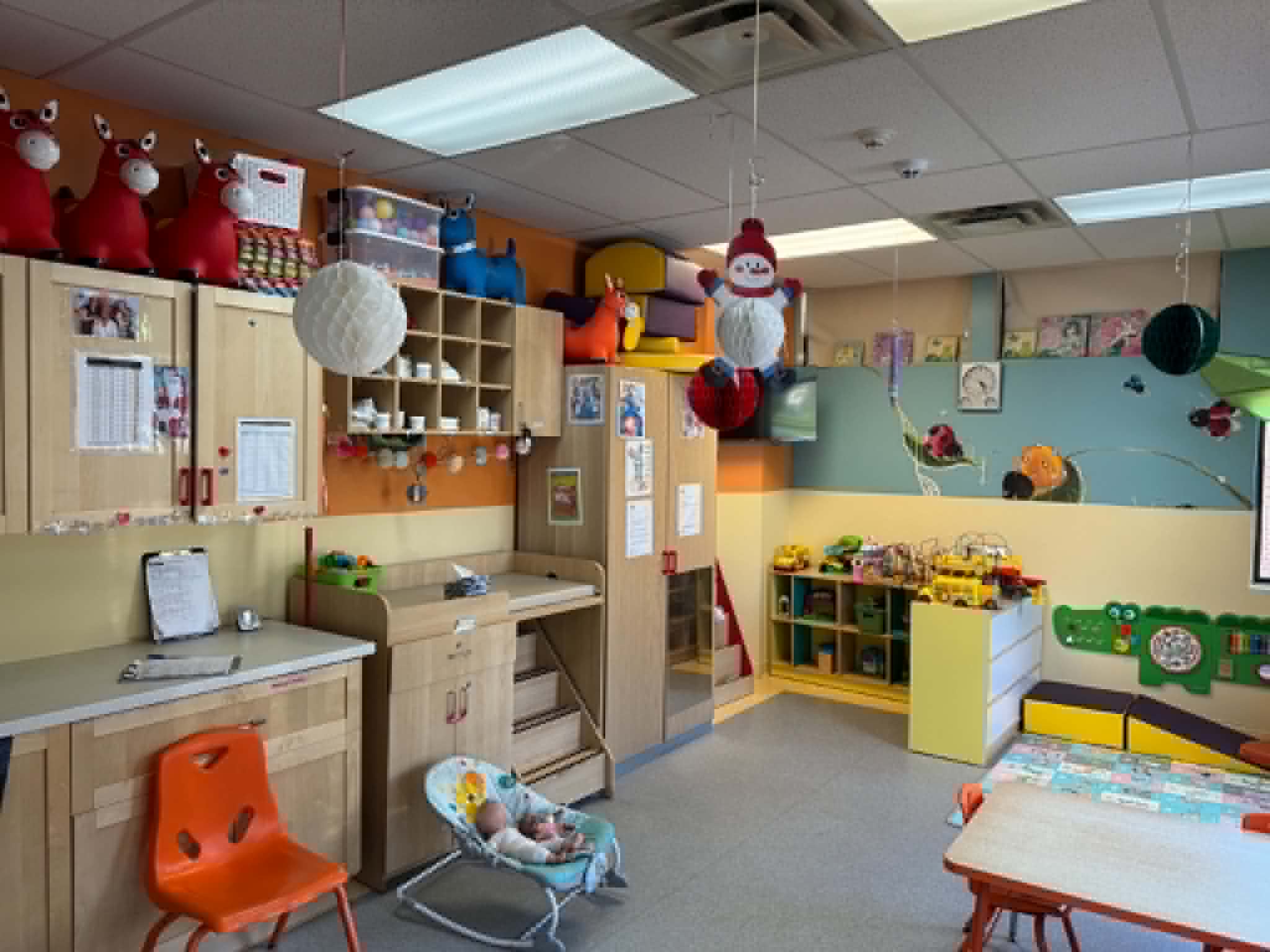 Salle éducative colorée avec matériel de jeux pour les enfants