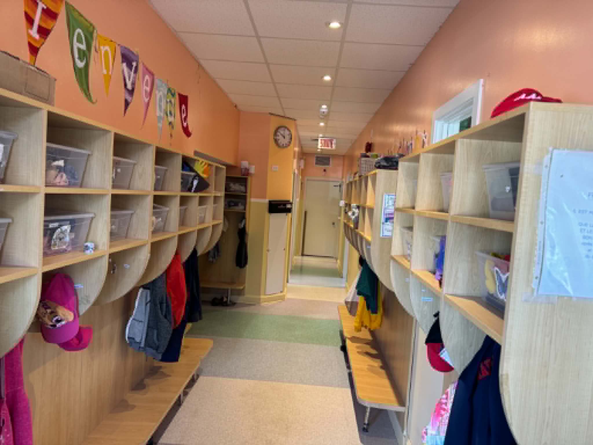 Vestiaire avec casiers individuels pour les enfants