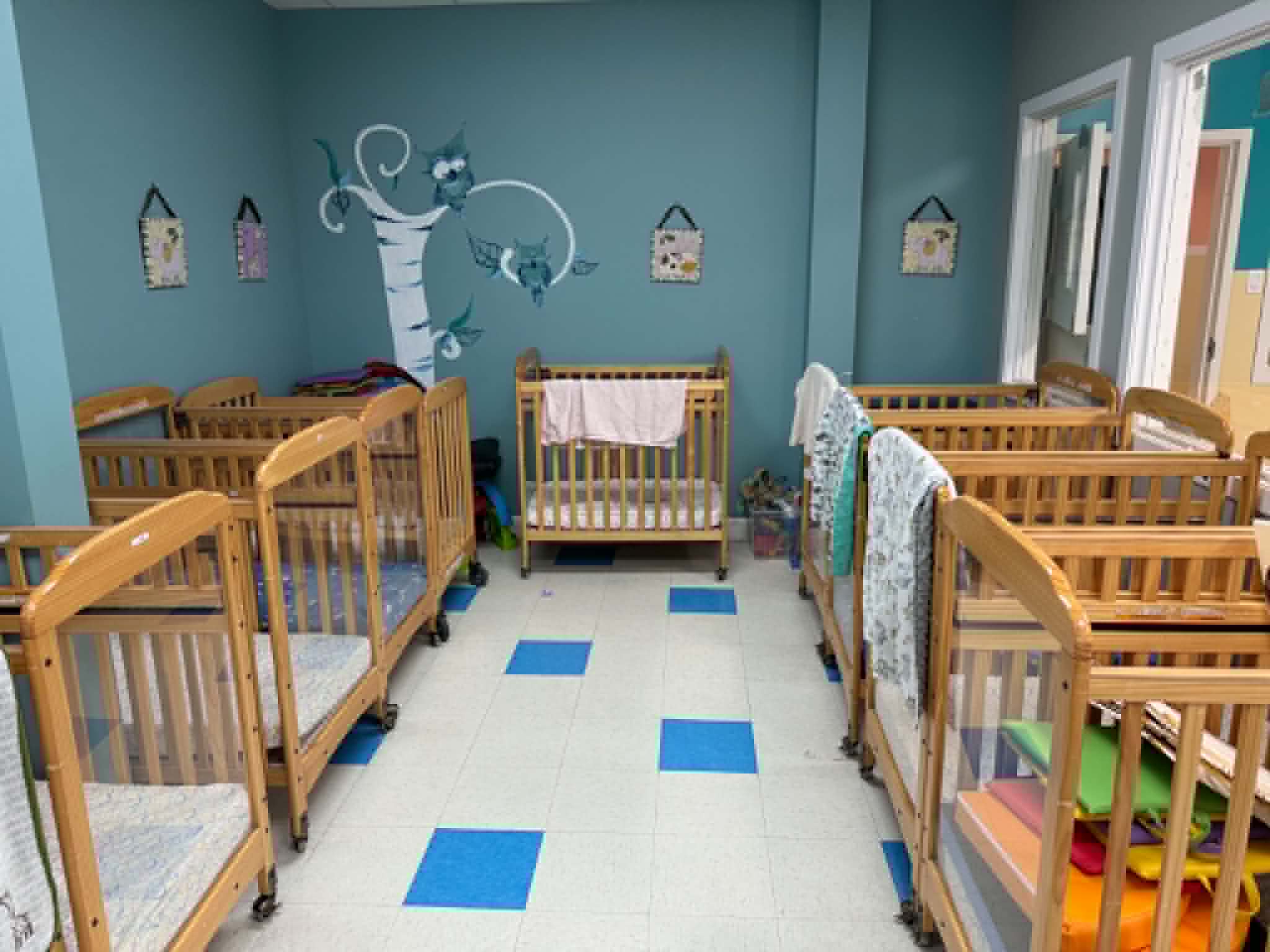 Pouponnière avec lits adaptés aux bébés de la garderie à Laval